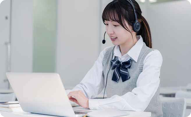 レポートとして英語・国語は音読データを提出。音読力・読解力が上がる